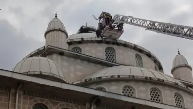 Cami kubbesinde leylek operasyonu: 3. denemede kurtarıldı
