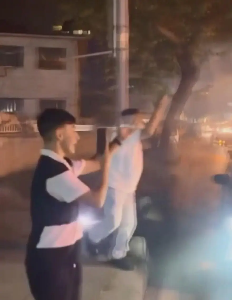 Gaziosmanpaşa'da meşaleli doğum günü kutlaması: Çekiciyle caddeyi kapadılar 4 Gaziosmanpaşa'da meşaleli doğum günü kutlaması: Çekiciyle caddeyi kapadılar 4