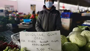Sevgililer Günü'nde "O da çiçek, bu da çiçek" diyerek, karnabaharda indirim yaptı