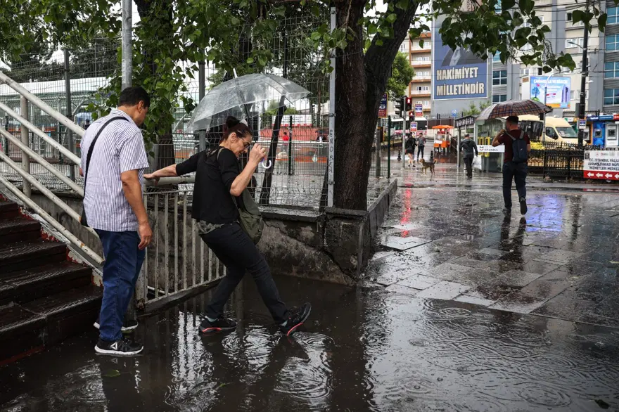 İstanbul'da sağanak yağış devam ediyor: Meteoroloji uyarmıştı 6