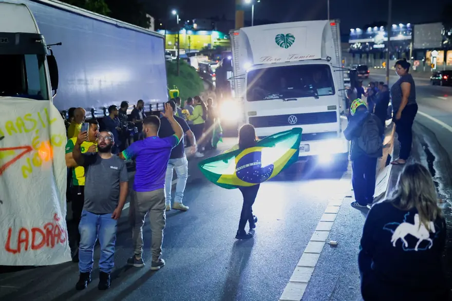 Brezilya'da Bolsonaro taraftarı kamyoncular yolları kapattı 15