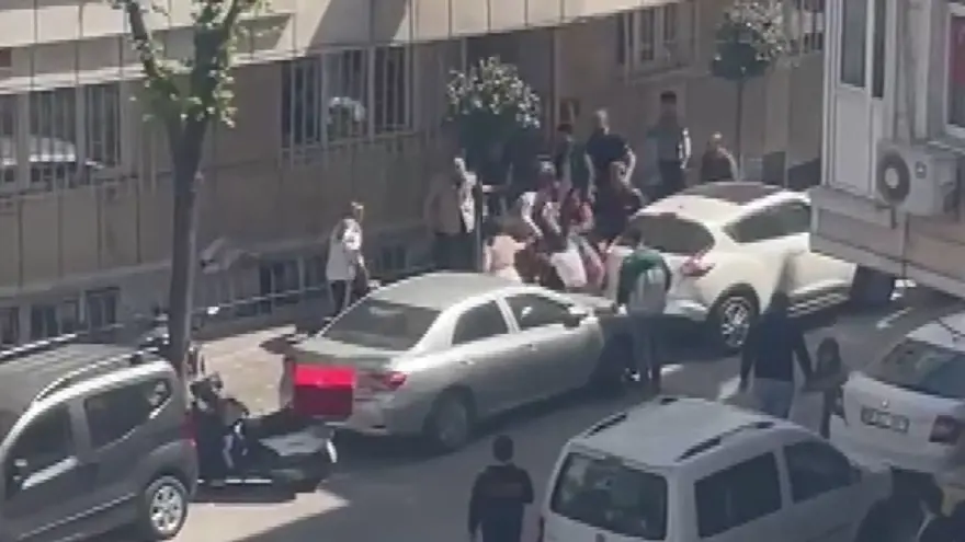 Genç kızlarınkavgasına aileler de dahil oldu, mahalle karıştı 3 Genç kızlarınkavgasına aileler de dahil oldu, mahalle karıştı 3