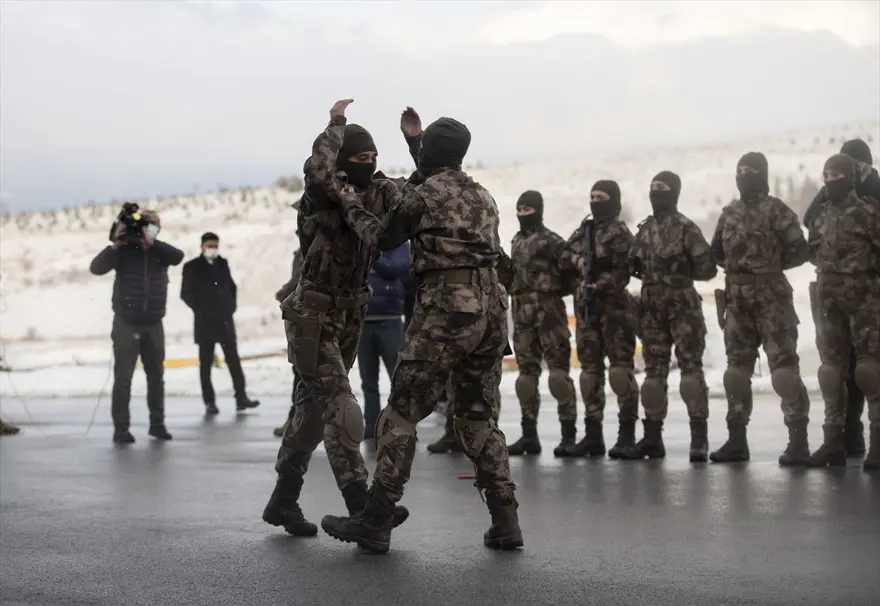 Kadın Polis Özel Harekat'tan (PÖH) kar altında nefes kesen tatbikat 6