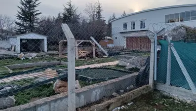 Mahalle arasındaki hayvanat bahçesi yıkıldı