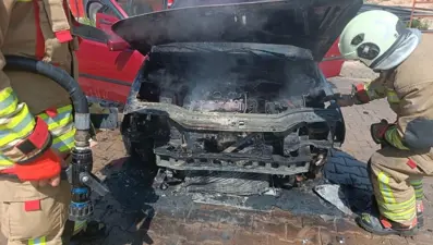 Hatay'da seyir halindeki otomobil alev alev yandı