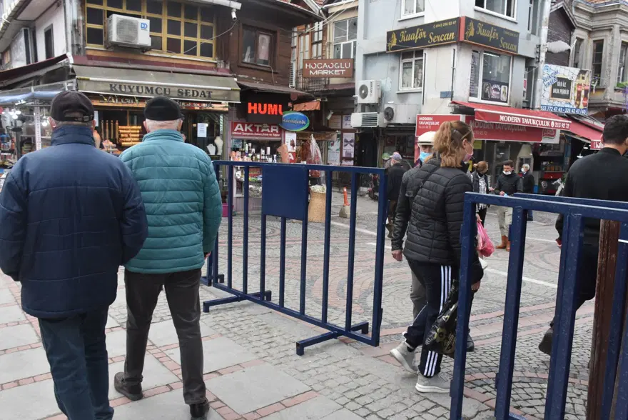 'Çok yüksek riskli' Edirne'de iki caddeye girişler bariyerlerle kapatıldı 3