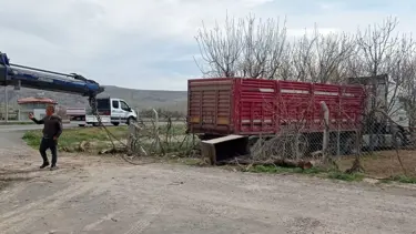 Niğde’de yoldan çıkan TIR bahçeye daldı