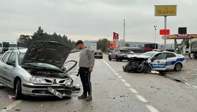 Polis aracıyla çarpışan otomobilin sürücüsü öldü