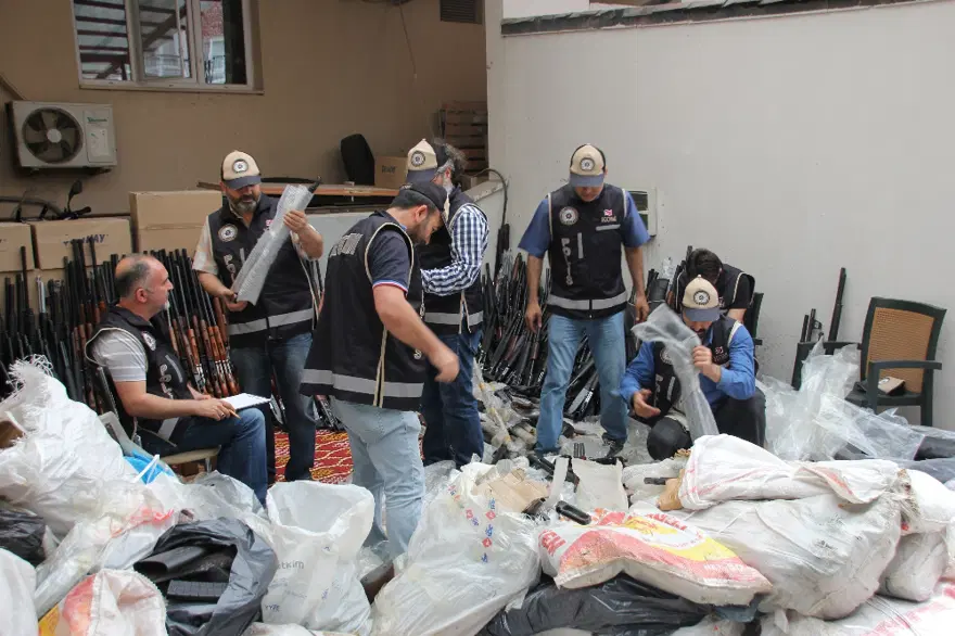 Hatay’da 1 kamyon kaçak silah ele geçirildi 4 Hatay’da 1 kamyon kaçak silah ele geçirildi 4