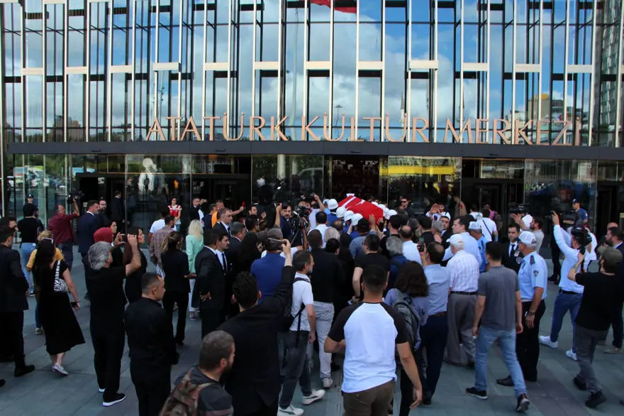 Cüneyt Arkın'ı binlerce kişi gözyaşlarıyla uğurladı 30 Cüneyt Arkın'ı binlerce kişi gözyaşlarıyla uğurladı 30