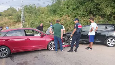 Karamürsel'de otomobiller çarpıştı: 4 yaralı