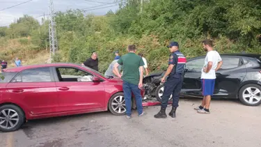 Karamürsel'de otomobiller çarpıştı: 4 yaralı
