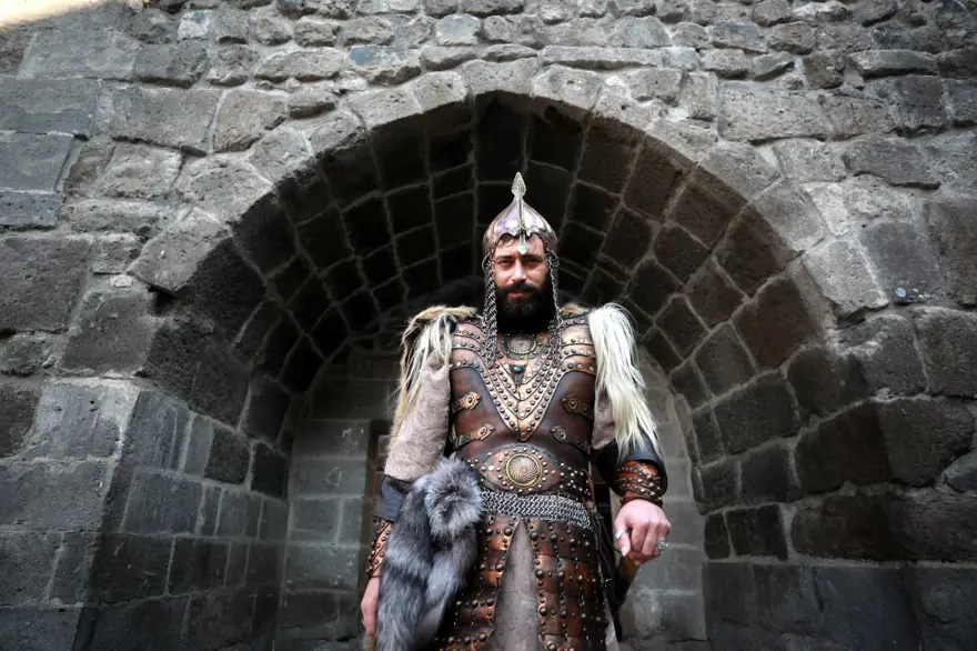 Giydiği kıyafeti çizme, yüzük, kılıç kınıyla tamamlıyor: 33 yaşındaki Gezer alp kıyafetliyle ilgi çekiyor 20