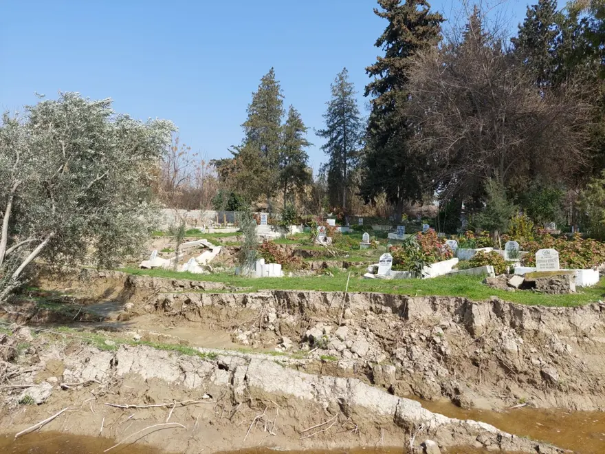 Deprem sonrası 50 mezar kayboldu iddiası 8