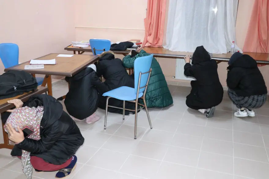 KYK yurtlarında eş zamanlı deprem tatbikatı 12