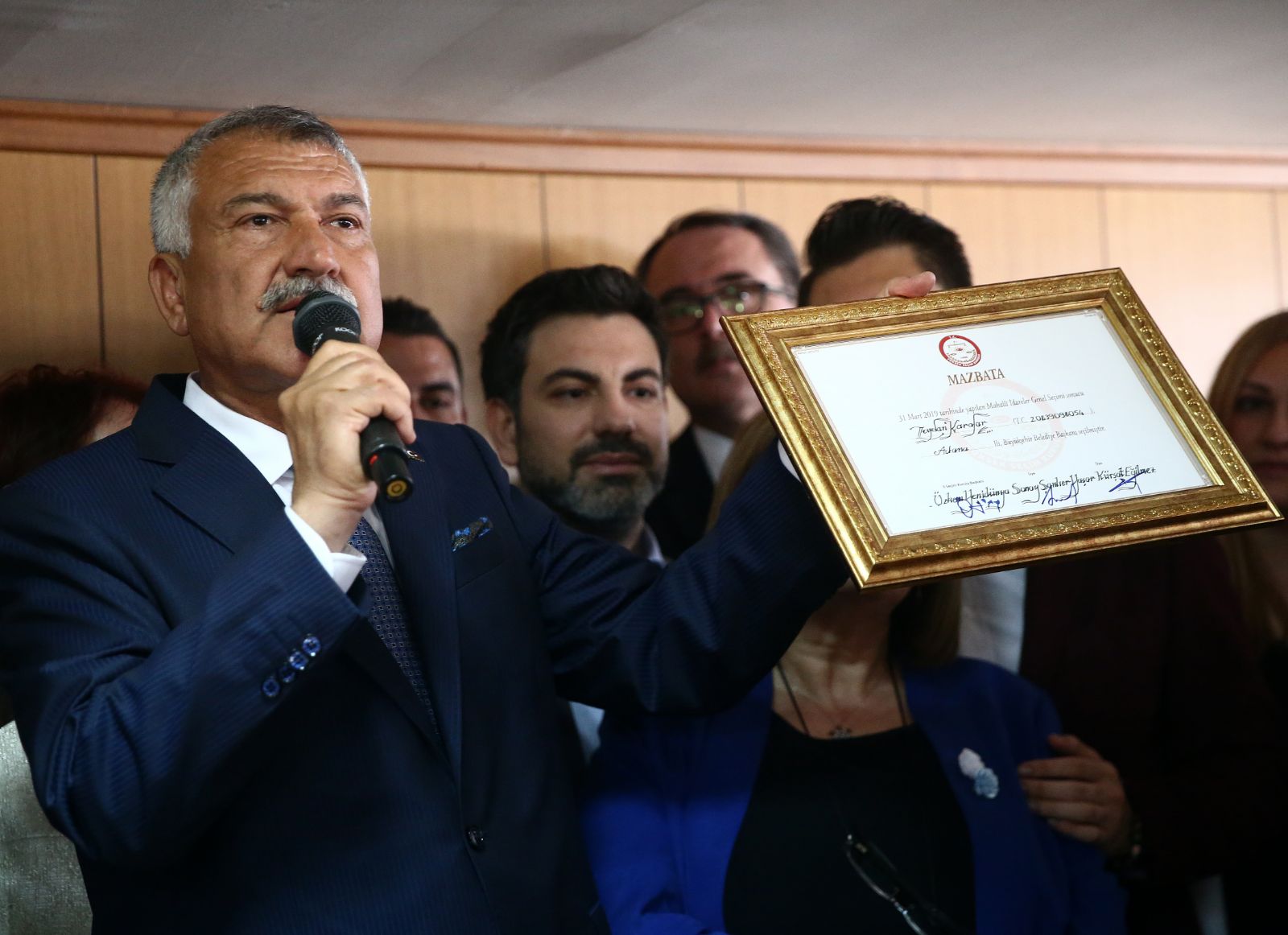 Adana Büyükşehir Belediye Başkanı seçilen Karalar mazbatasını aldı