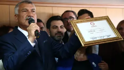 Adana Büyükşehir Belediye Başkanı seçilen Karalar mazbatasını aldı