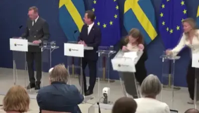 İsveçli bakan basın toplantısında bayıldı