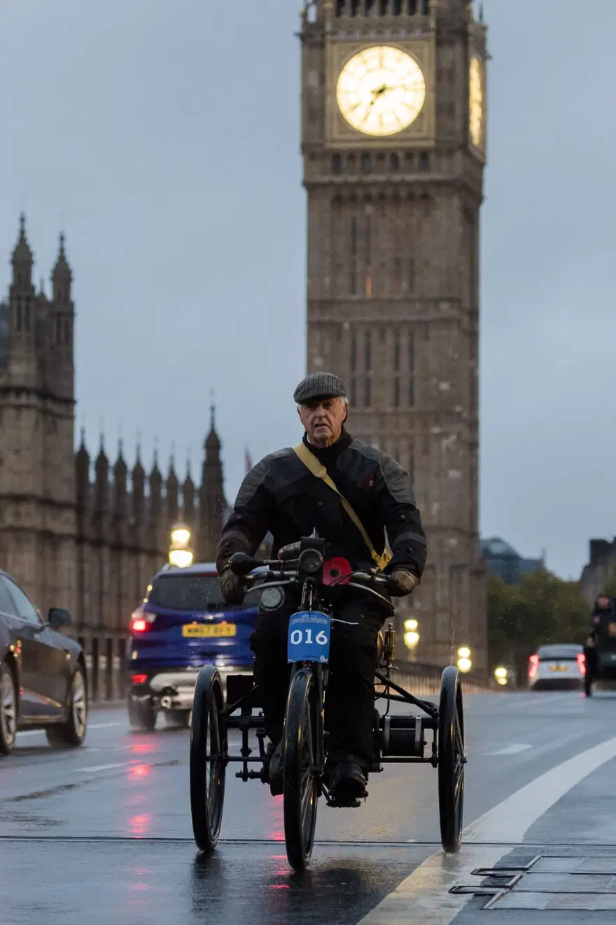 Londra‘da antika otomobiller yarıştı 7