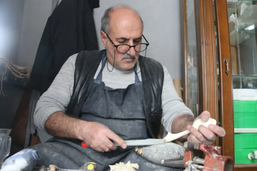 Çocukluk arkadaşı çırağı oldu: 58 yaşındaki adam, 2 yıldır bu işi yapıyor 2 Çocukluk arkadaşı çırağı oldu: 58 yaşındaki adam, 2 yıldır bu işi yapıyor 2