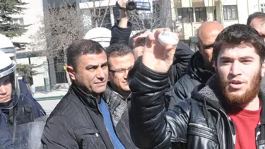 Valiye ulaşamayan öğrenciler yumurtaları polise verdiler