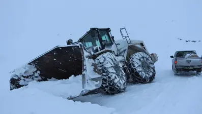 Doğuda kar esareti: Sağlıkçılara yol açan iş makinesi kara saplandı
