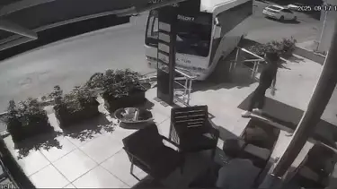 Freni boşalan servis midibüsü direğe çarprı