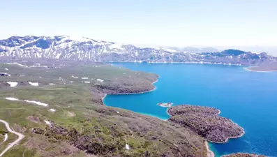 Nemrut Krater Gölü'nde 2 mevsim bir arada: Doğusunda kış, batısında bahar yaşanıyor