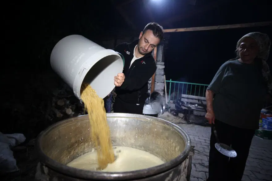 Çankırı'da asırlık gelenek: Bakır kazanlarda pişiriliyor Çankırı'da asırlık gelenek: Bakır kazanlarda pişiriliyor