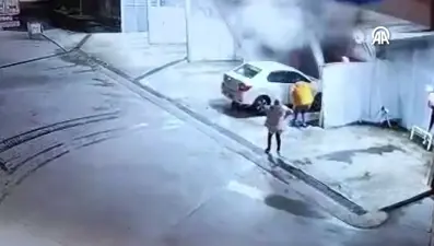 Akaryakıt istasyonunda heyelan güvenlik kamerasında