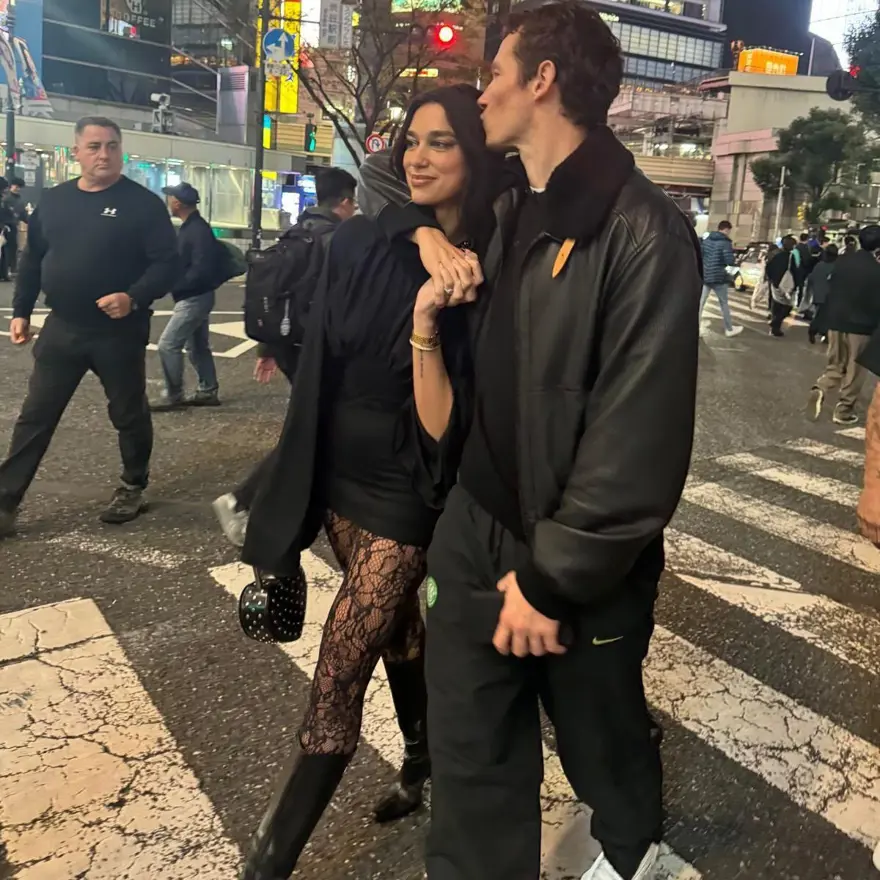 Dua Lipa evleniyor! Ünlü şarkıcı, Callum Turner ile nişanlandı 1