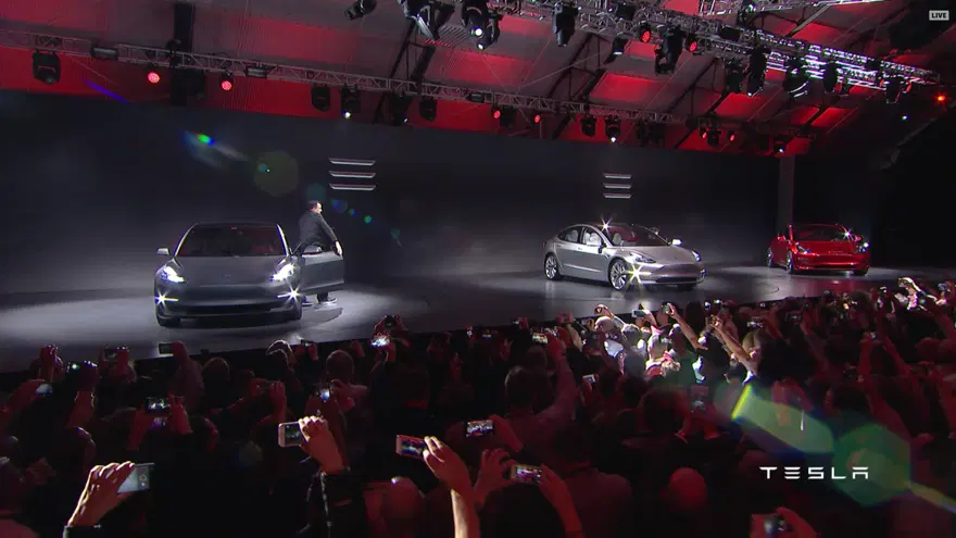 Tesla Model 3 görücüye çıktı 17