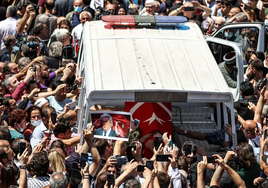 Cüneyt Arkın'ı binlerce kişi gözyaşlarıyla uğurladı 53 Cüneyt Arkın'ı binlerce kişi gözyaşlarıyla uğurladı 53