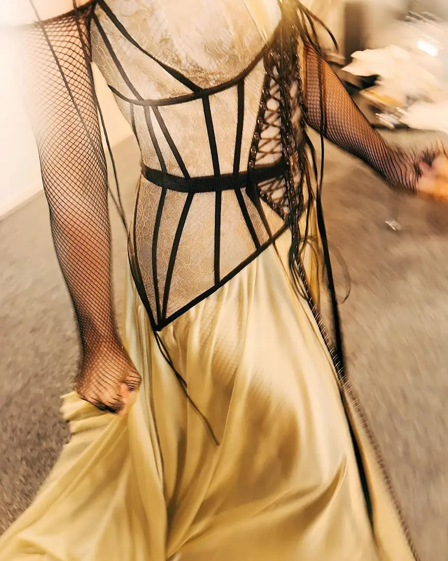 FARKLI BİR VERSİYONU SESLENDİRECEK 4