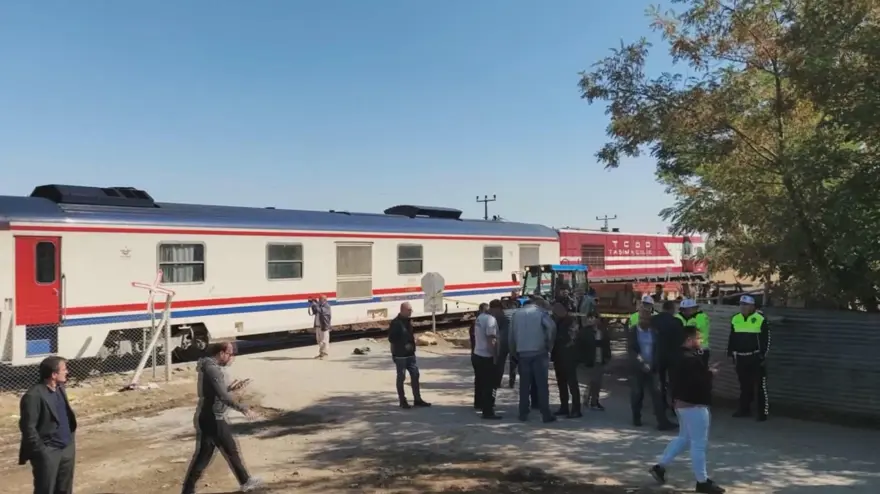 Yolcu treni, öğrenci servisine çarptı: Yaralılar var 1 Yolcu treni, öğrenci servisine çarptı: Yaralılar var 1