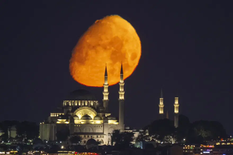 İstanbul'da Ay büyüledi 
