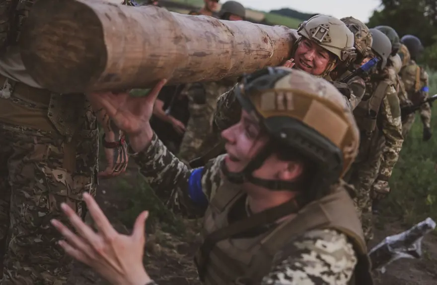 Ukraynalı kadınlar cephede görev almak için hazırlık yapıyor 17 Ukraynalı kadınlar cephede görev almak için hazırlık yapıyor 17