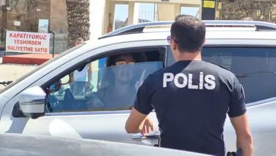 Şarkıcı Dilan Çıtak, polisin üzerine araç sürdü