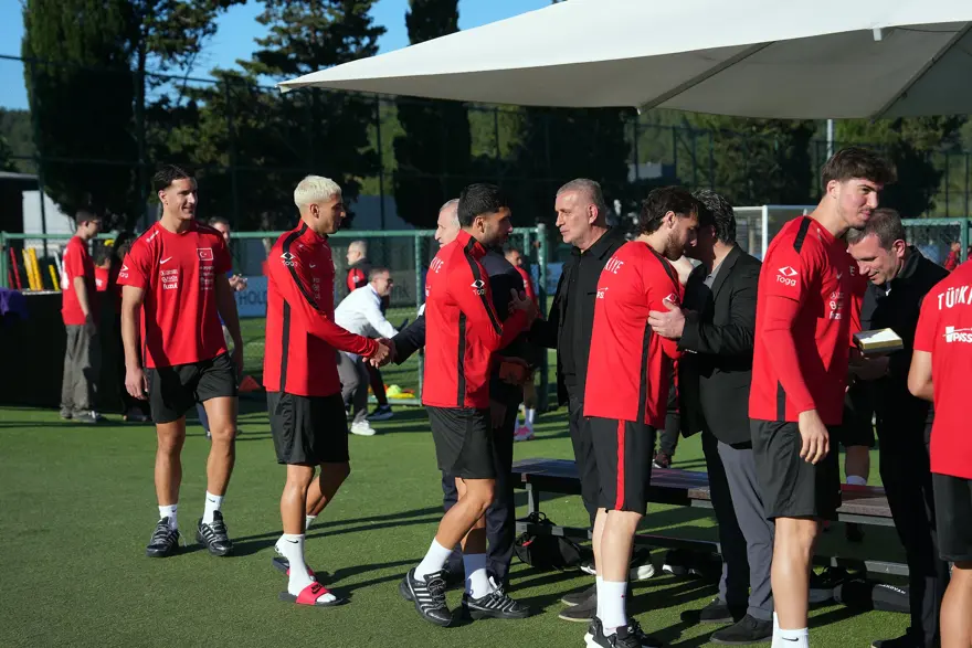 Fenerbahçeli futbolcu milli takım kampında imaj değiştirdi. Yeni saç rengini görenler bir daha baktı 1