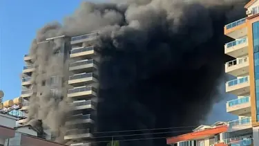 Antalya'da 12 katlı otel inşaatında yangın: Mahsur kalan işçiler kurtarıldı