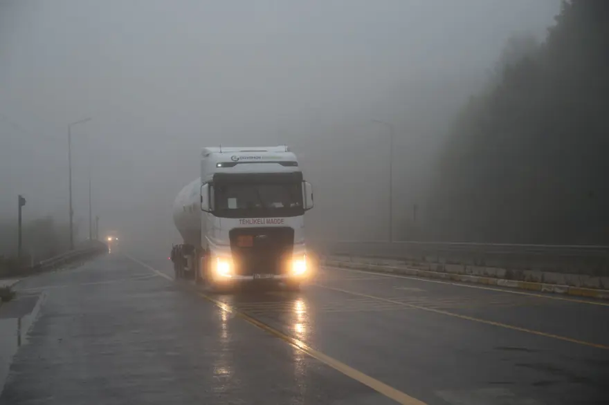 Bolu Dağı geçişinde yoğun sis: Görüş mesafesi 45 metreye düştü 4
