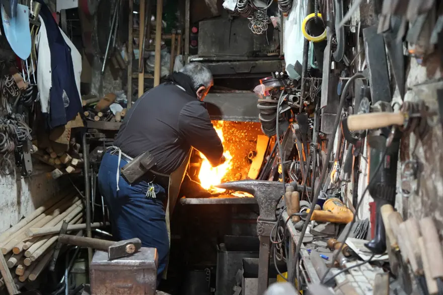 Bu işi yapan 2 kişi kaldı: Unutulmaya yüz tutmuş mesleğini 30 yıldır sürdürüyor 3