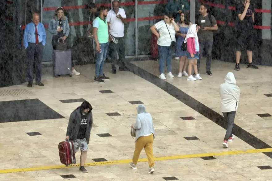 Kuvvetli sağanak birçok ilde hayatı felç etti: Sele kapılan 3 kişi hayatını kaybetti, 1 bebek kayıp 47