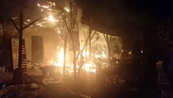 Arı kovanlarının bulunduğu sundurma yapıda yangın