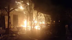 Arı kovanlarının bulunduğu sundurma yapıda yangın