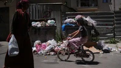 Belediye işçileri greve gidince kentte çöp yığınları oluştu