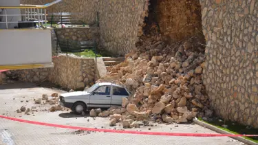 İstinat duvarı otomobilin üzerine yıkıldı