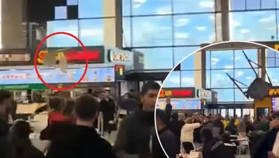 AVM'de yemek katı karıştı: Sandalyeler havada uçuştu