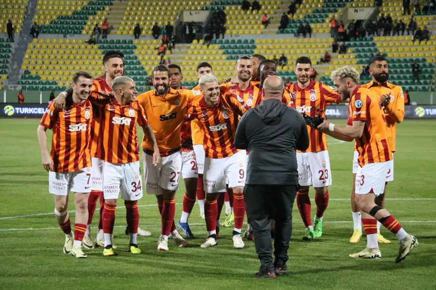 Galatasaray-Fenerbahçe Süper Kupa maçı yarım kaldı: Fenerbahçe sahadan çekildi 14 Galatasaray-Fenerbahçe Süper Kupa maçı yarım kaldı: Fenerbahçe sahadan çekildi 14