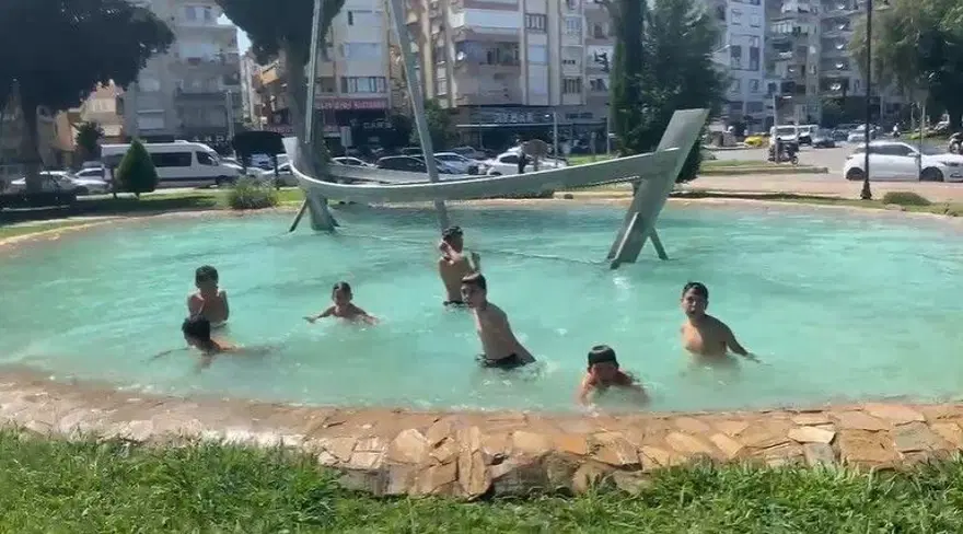 Tehlikeli serinlik! Sıcaktan bunalınca süs havuzuna girdiler 3
